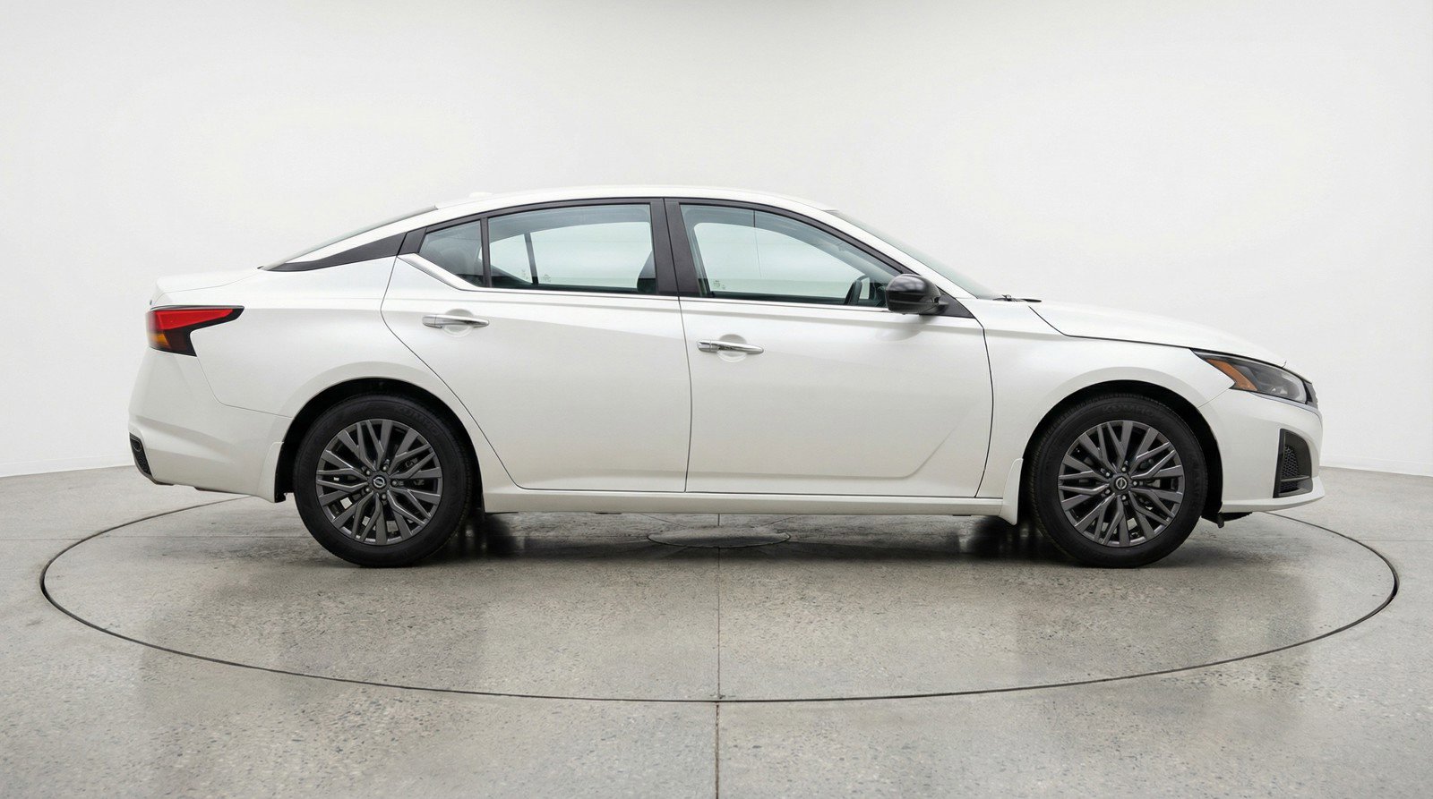Used 2025 Nissan Altima 2.5 SV FWD image 11