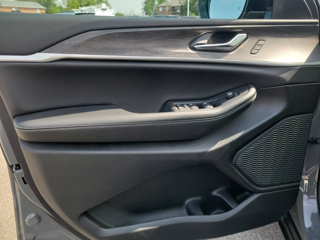 New 2027 Jeep Grand Cherokee Limited AWD/4WD image 13