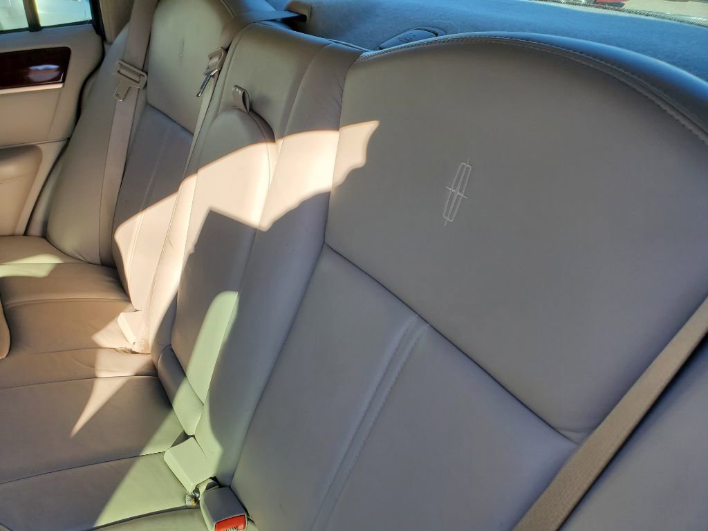 Used 2006 Lincoln Town Car Signature Limited image 28