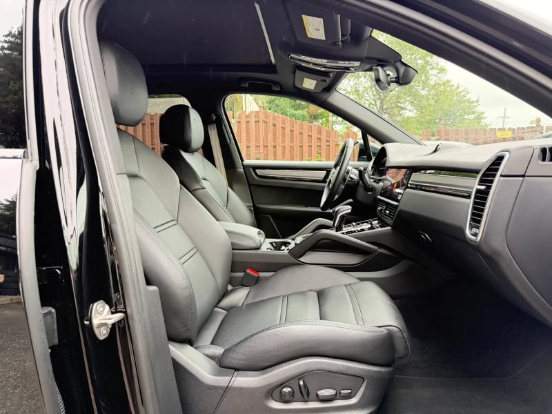 Used 2023 Porsche Cayenne Platinum Edition AWD/4WD image 31