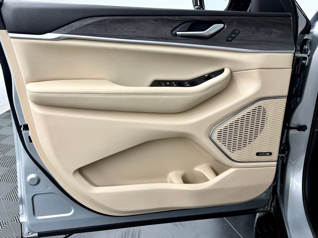 Used 2023 Jeep Grand Cherokee Limited w/ Luxury Tech Group II image 17