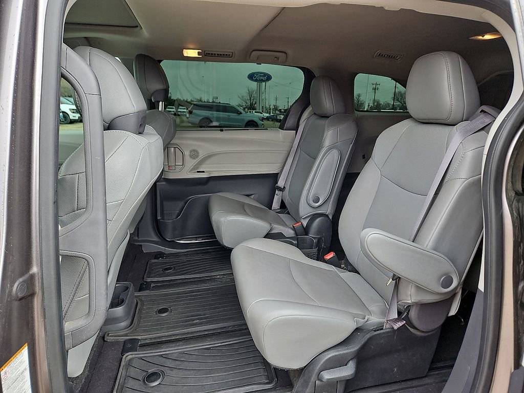 Used 2022 Toyota Sienna XLE w/ XLE Plus Package image 12