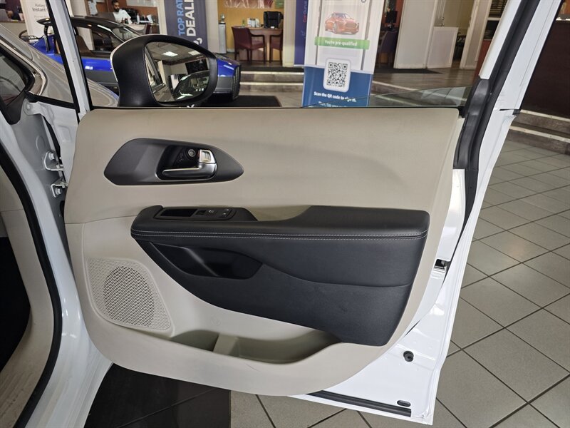 Used 2023 Chrysler Pacifica Touring-L FWD image 12