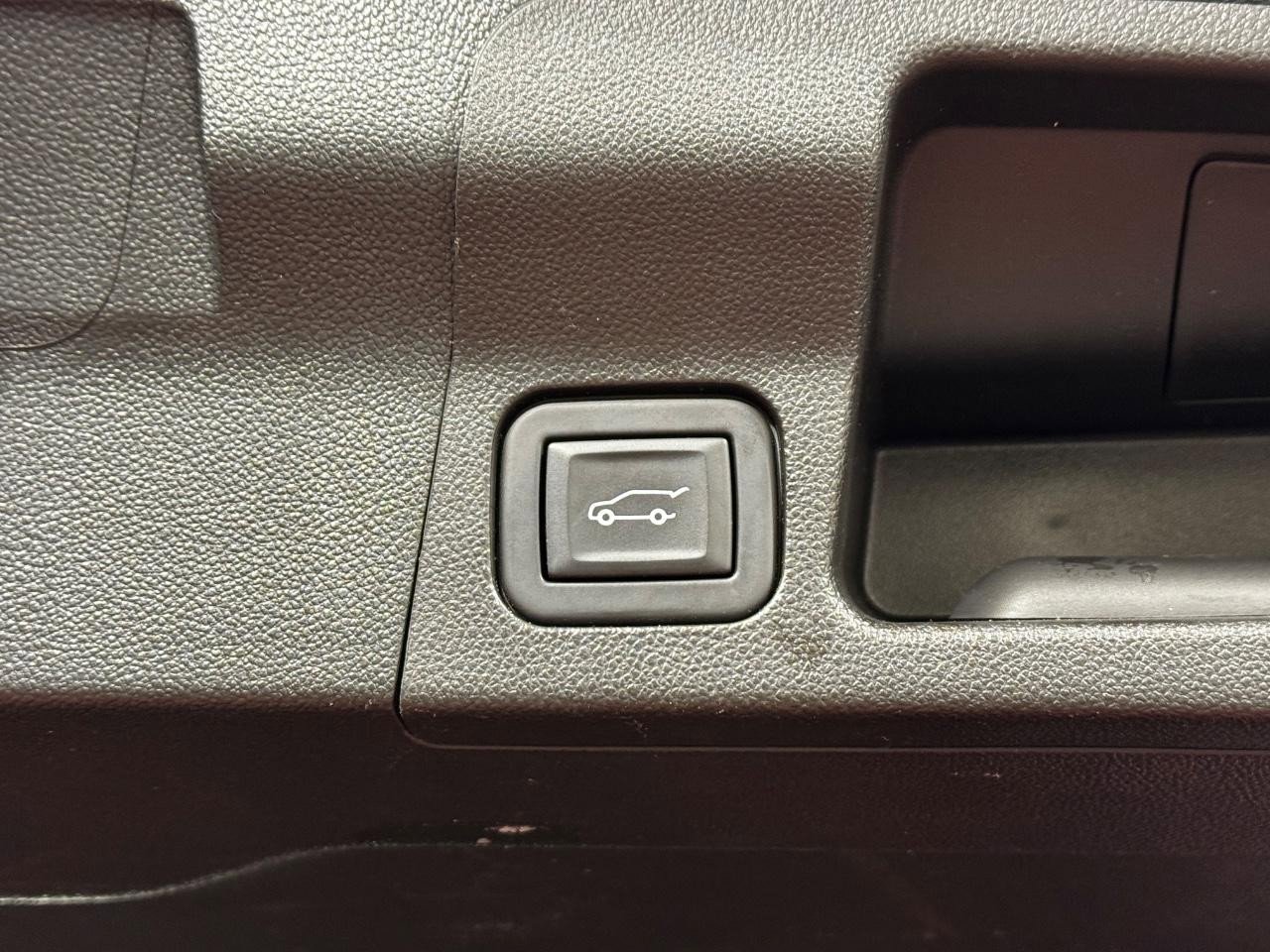 Used 2023 GMC Acadia SLT w/ Elevation Edition image 13