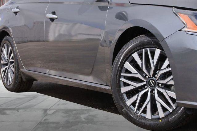 Used 2025 Nissan Altima 2.5 SV FWD image 3