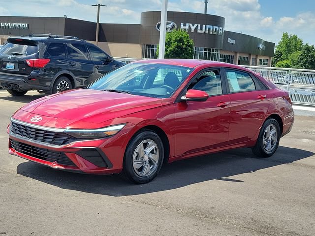 Certified 2025 Hyundai Elantra SE FWD image 2