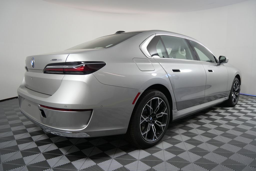 Used 2025 BMW i7 xDrive60 w/ Premium Package image 3