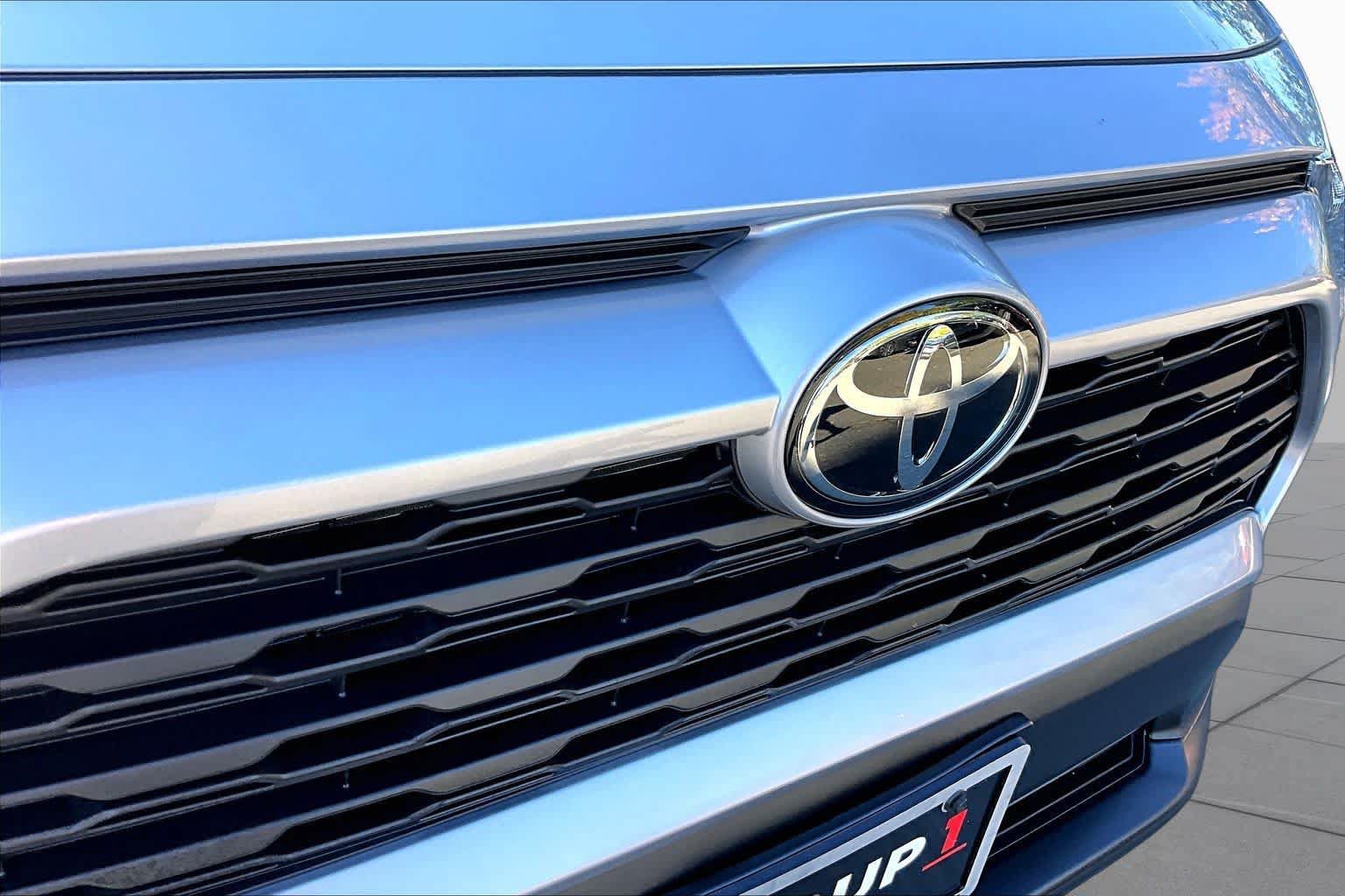 Certified 2025 Toyota RAV4 LE AWD/4WD image 28