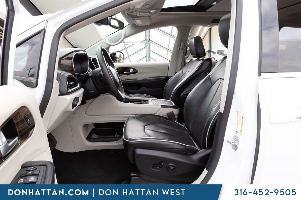 Used 2023 Chrysler Pacifica Limited FWD image 3
