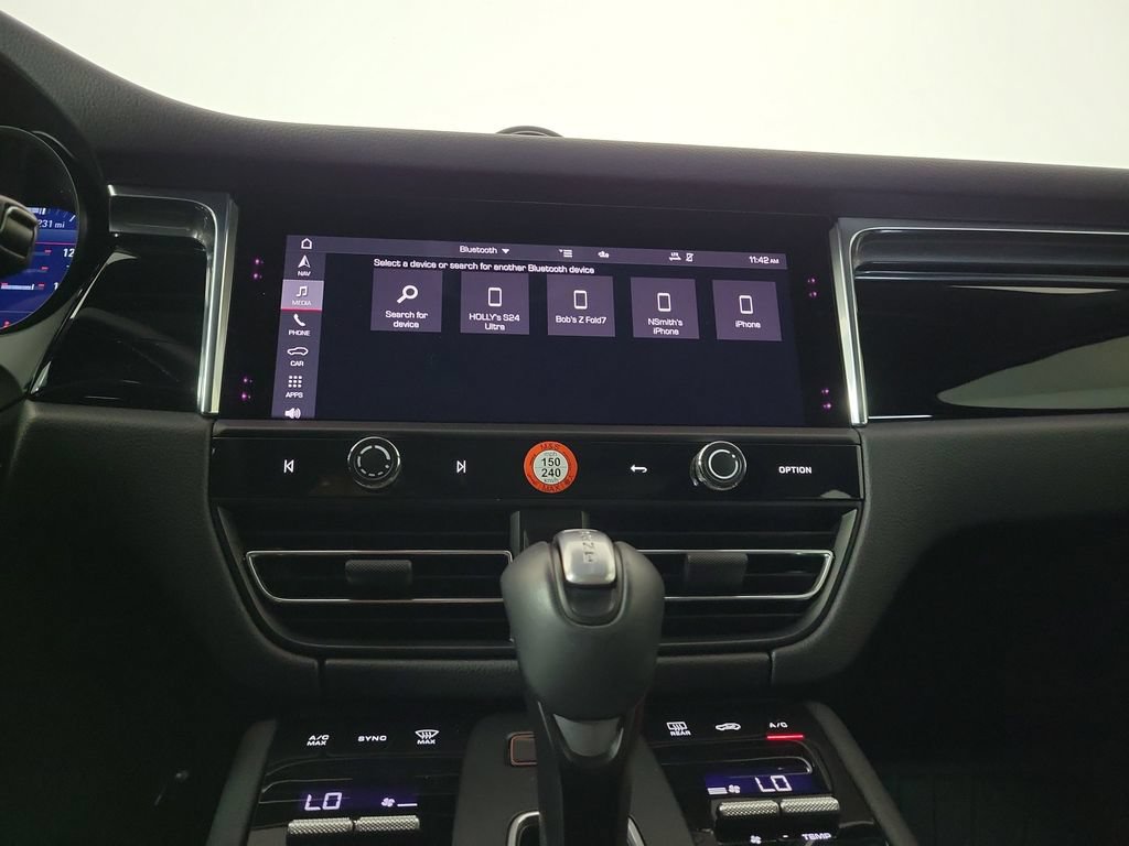 Used 2025 Porsche Macan AWD/4WD image 20