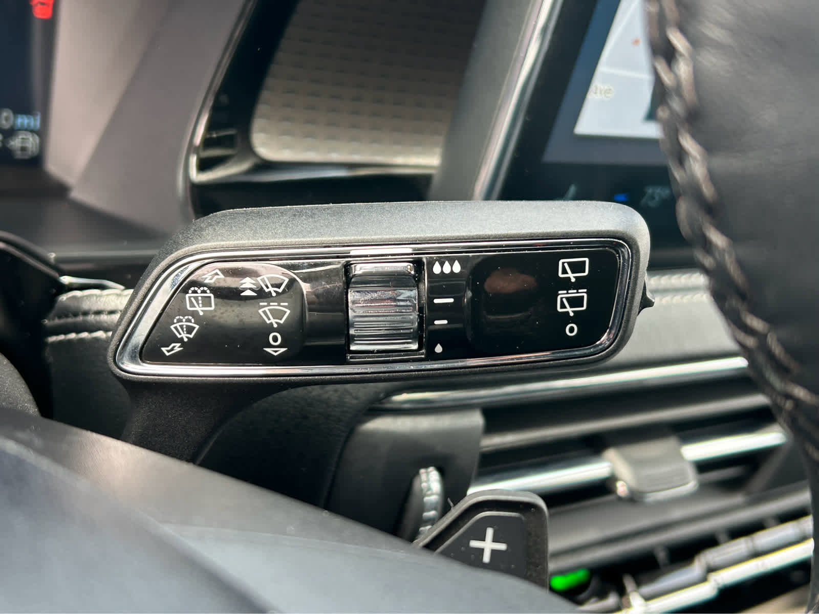 Used 2024 Lincoln Corsair Grand Touring w/ Rear Removable Package Tray image 28