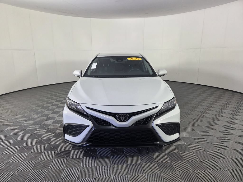 Used 2024 Toyota Camry SE FWD image 4