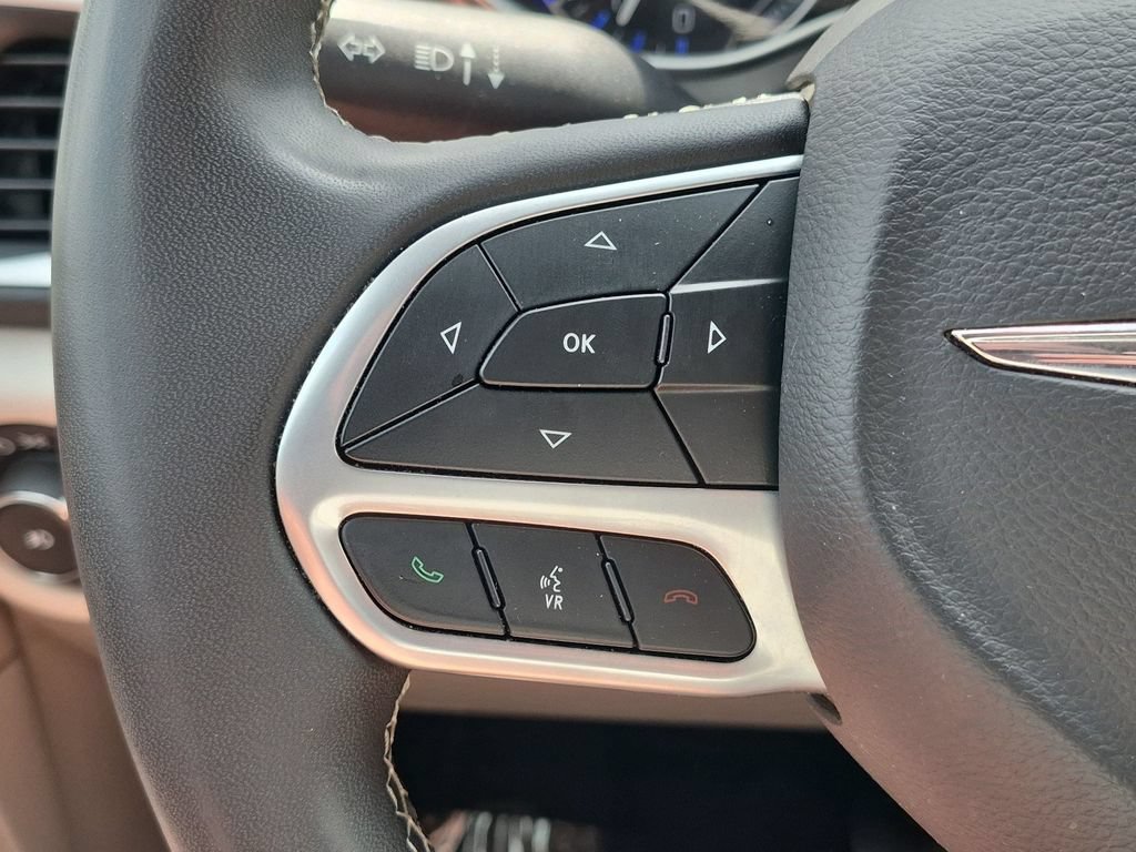 Used 2023 Chrysler Pacifica Touring-L FWD image 19