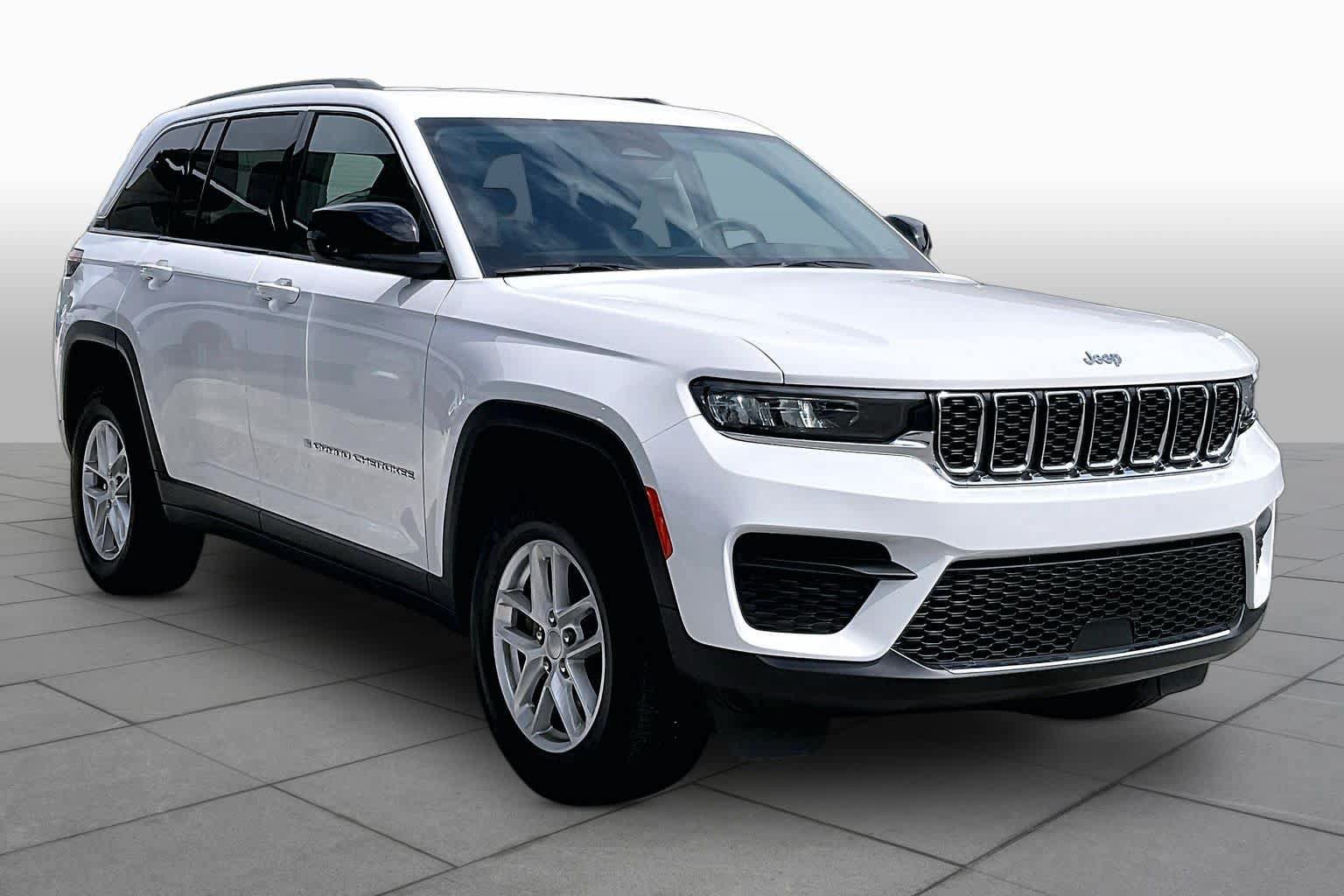 Certified 2023 Jeep Grand Cherokee Laredo AWD/4WD image 3