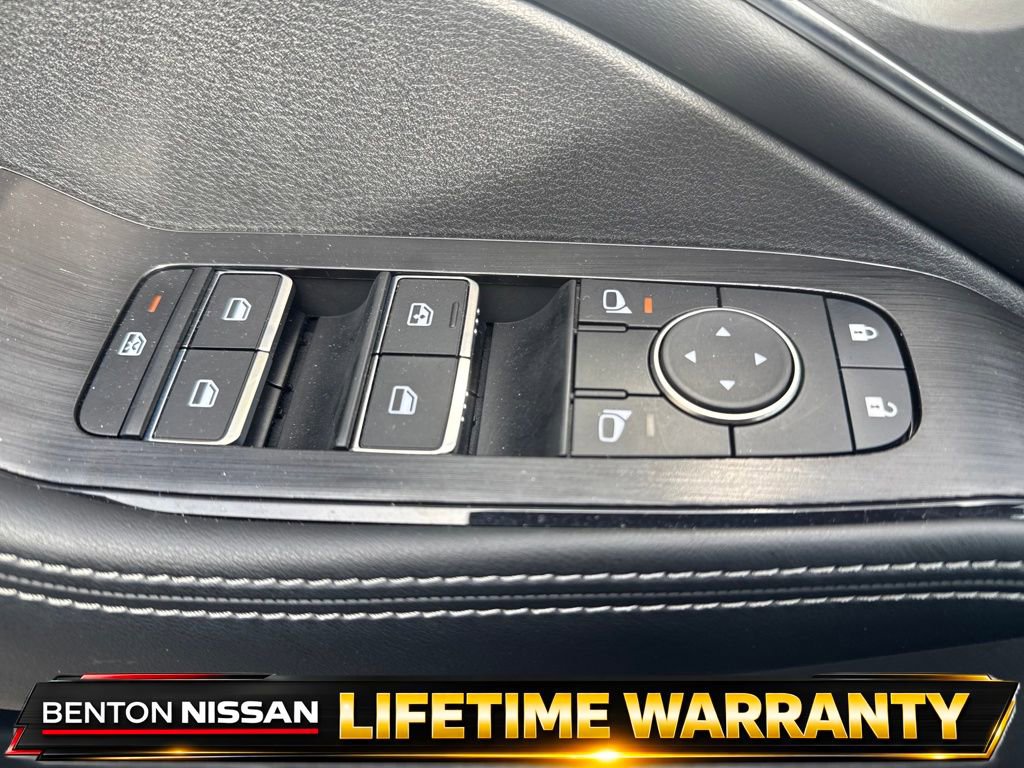 Used 2025 Nissan Rogue Platinum FWD image 12