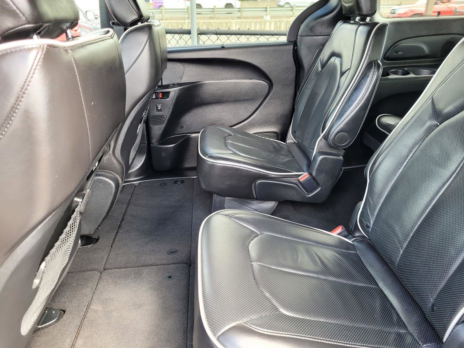 Used 2025 Chrysler Pacifica Limited image 17