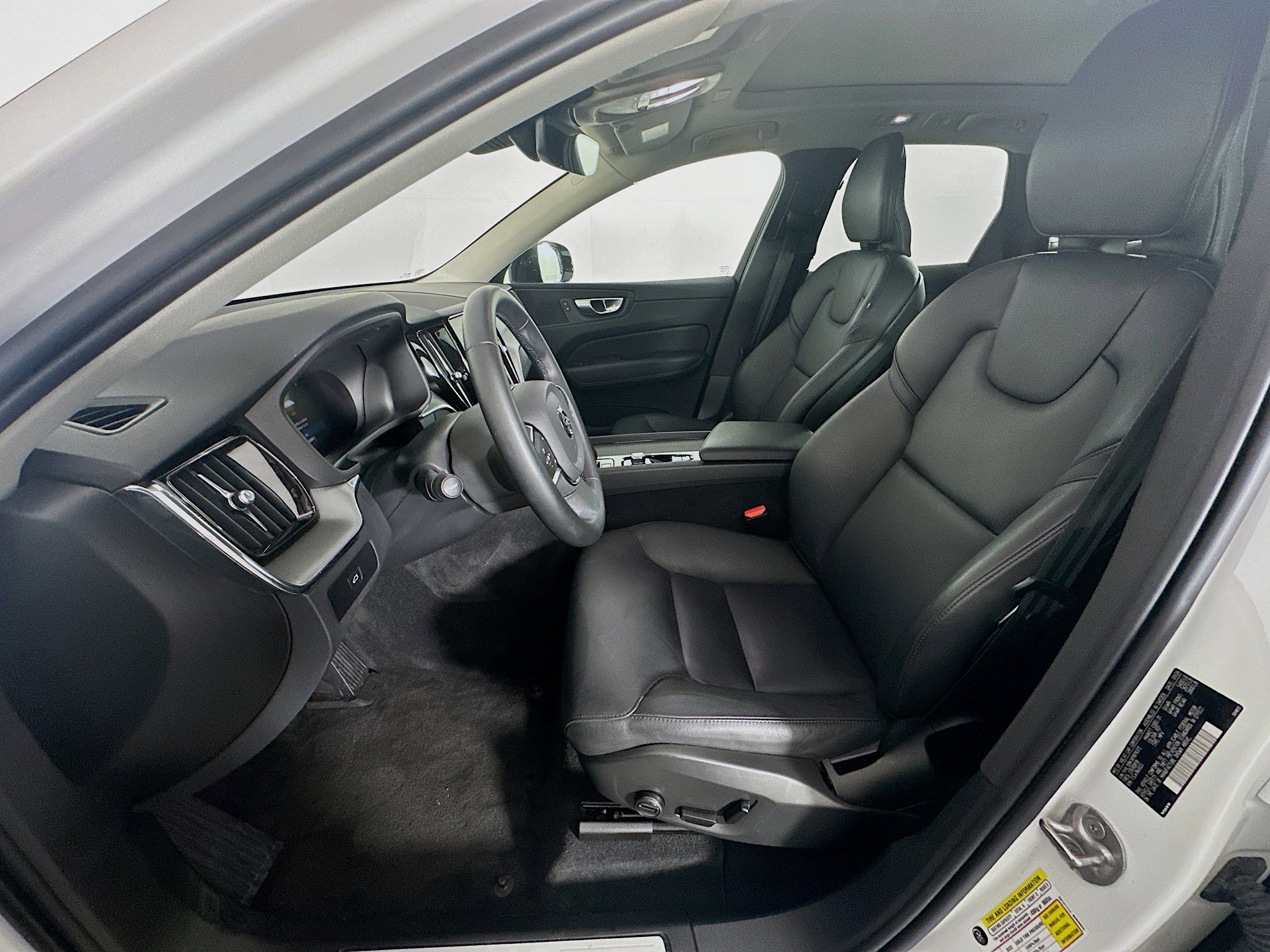 Used 2024 Volvo XC60 B5 Core image 13