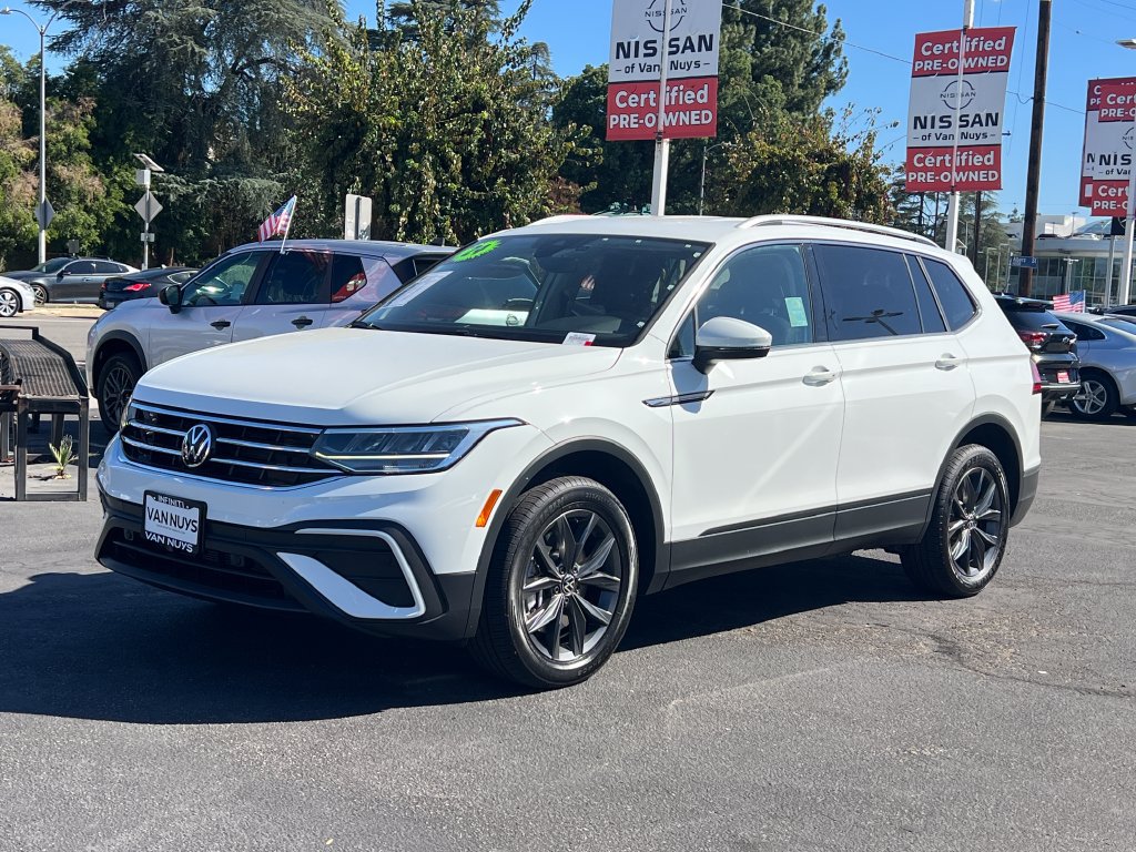 Used 2024 Volkswagen Tiguan SE AWD/4WD image 2