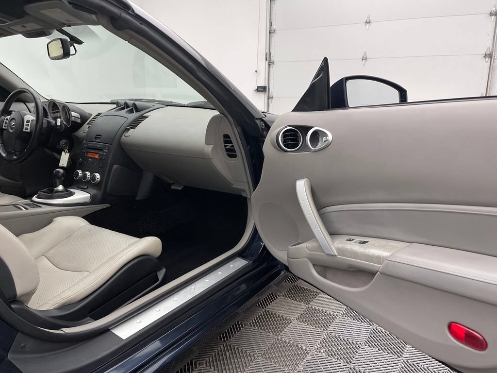 Used 2007 Nissan 350Z Touring RWD image 31