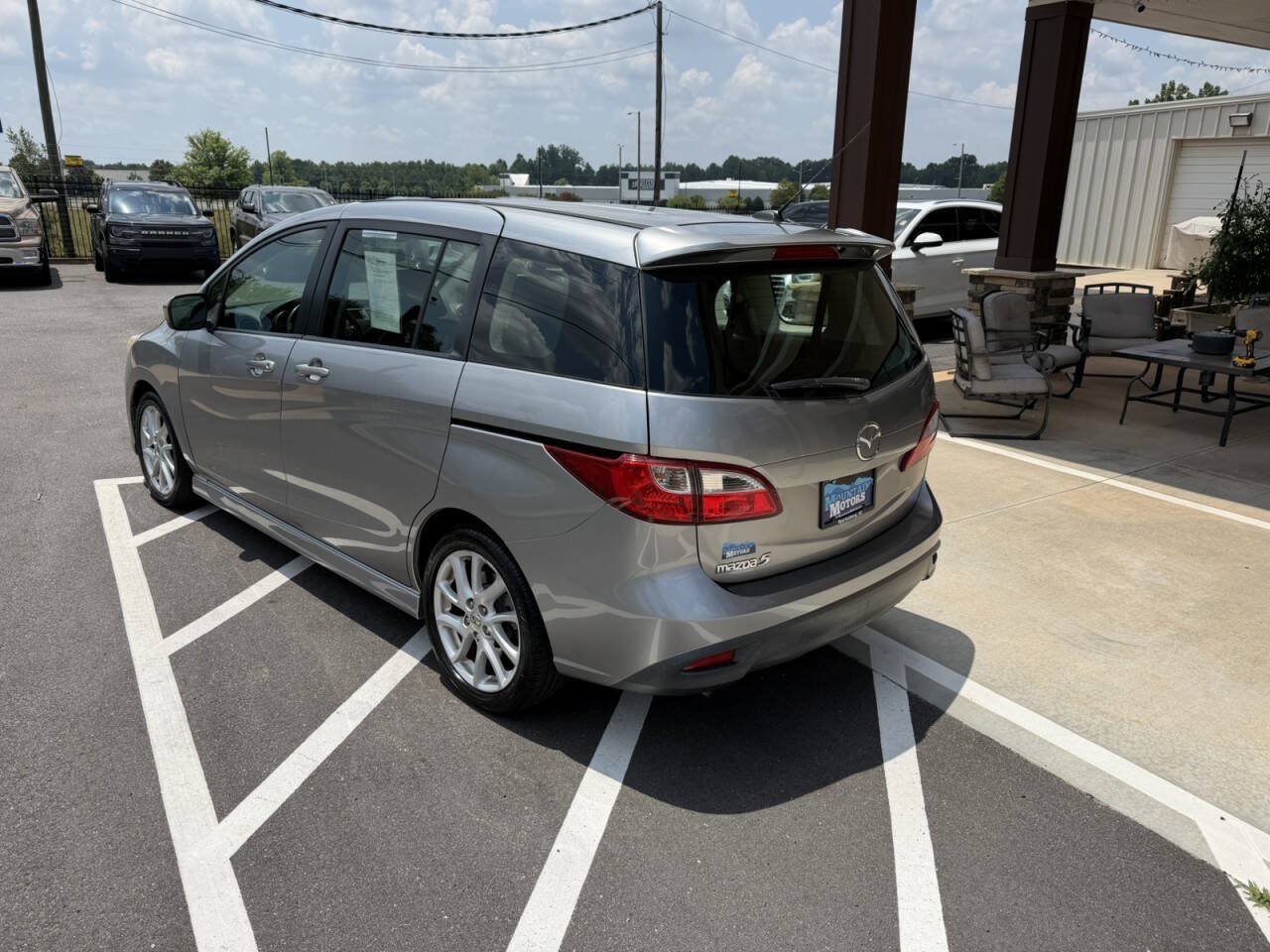 Used 2012 MAZDA MAZDA5 Touring w/ Moonroof & Audio Pkg FWD image 4