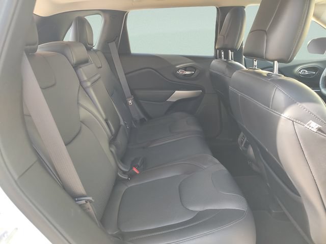 Used 2017 Jeep Cherokee Overland w/ Technology Group AWD/4WD image 32