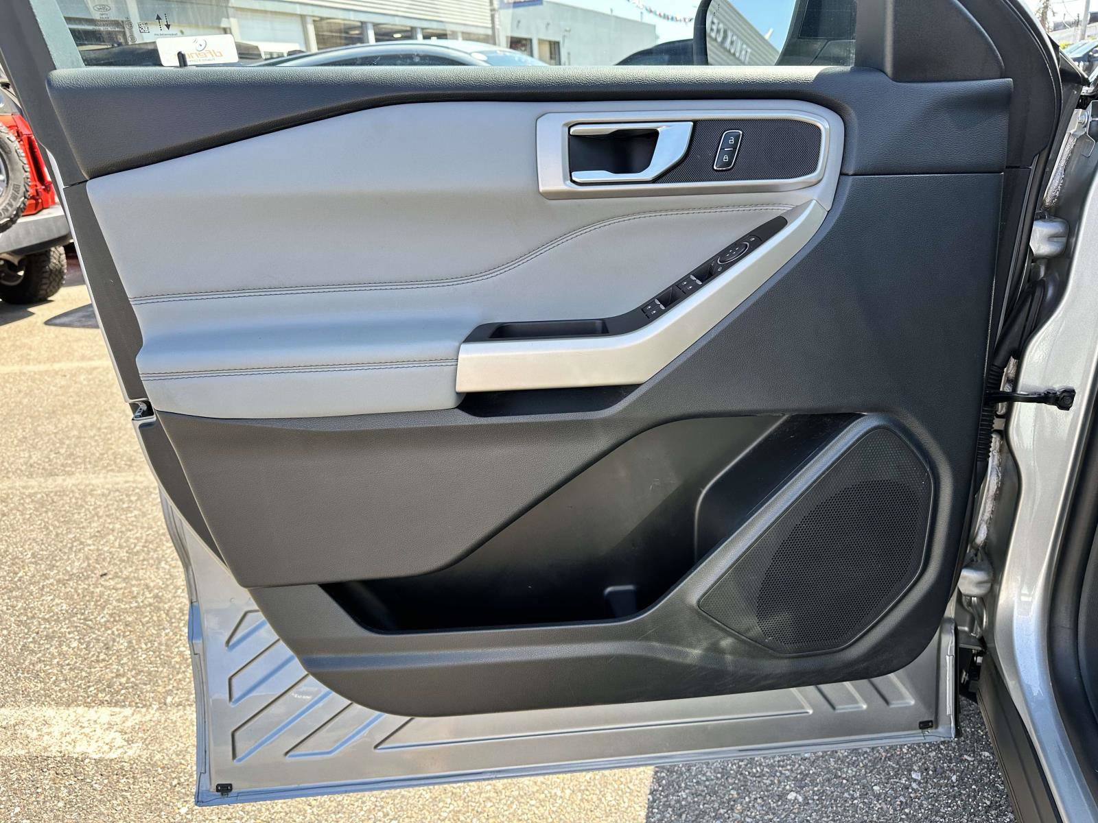 Used 2023 Ford Explorer XLT w/ Equipment Group 202A image 9