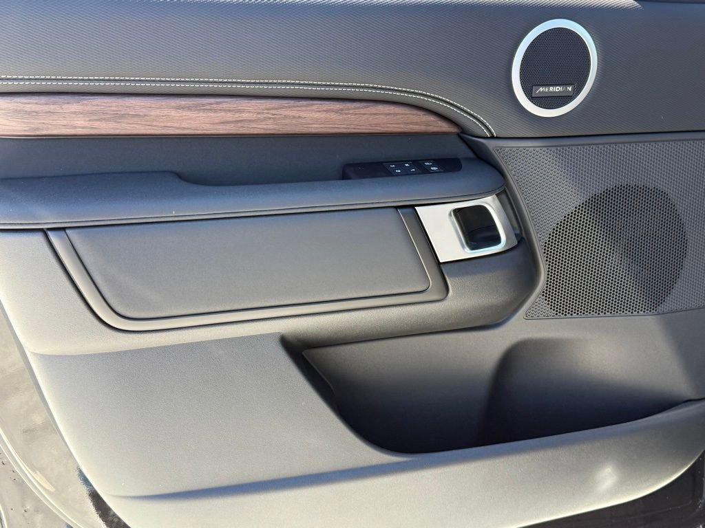 New 2025 Land Rover Discovery Dynamic SE AWD/4WD image 10