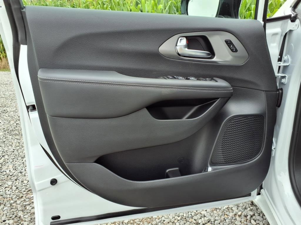New 2026 Chrysler Pacifica Select image 23