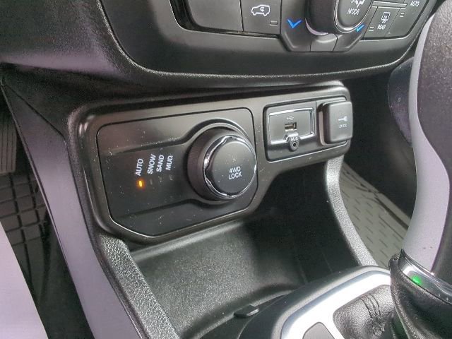 Used 2019 Jeep Renegade Latitude w/ Cold Weather Group image 24