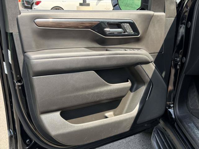 Used 2025 Chevrolet Suburban LT AWD/4WD image 18