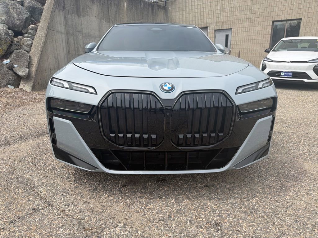 Used 2025 BMW i7 eDrive50 w/ M Sport Package RWD image 9