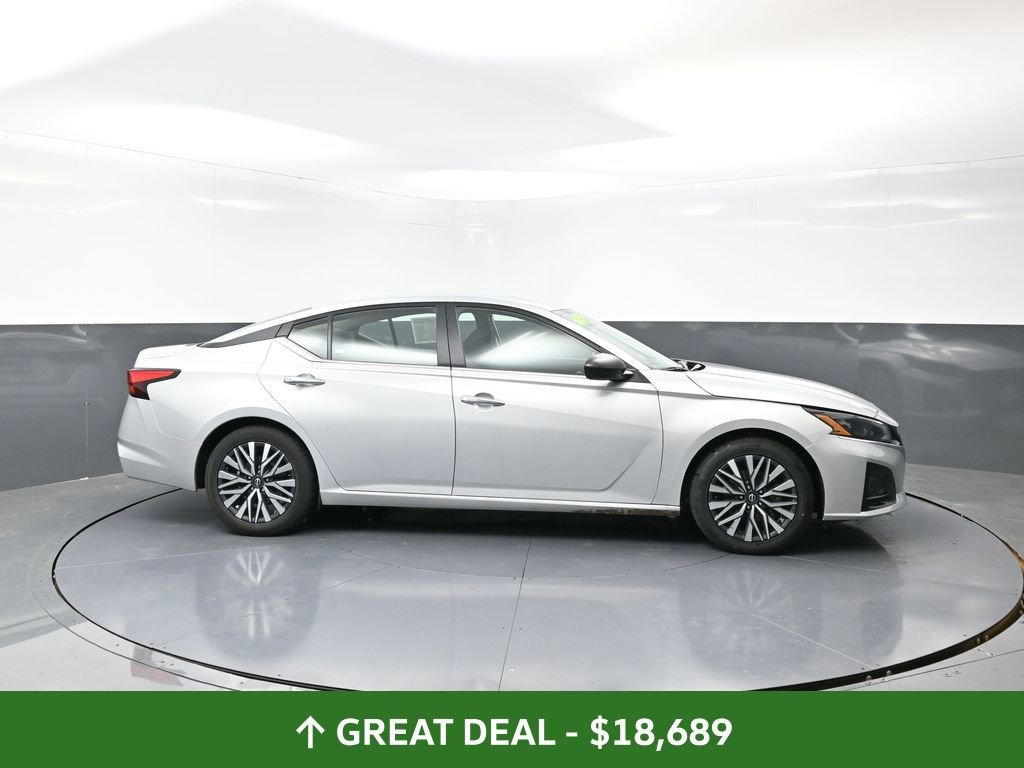 Used 2024 Nissan Altima 2.5 SV image 4