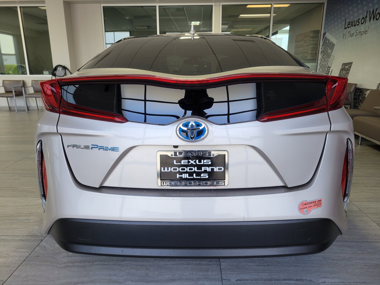 Used 2018 Toyota Prius Prime Premium w/ Carpet Mat Package FWD image 4