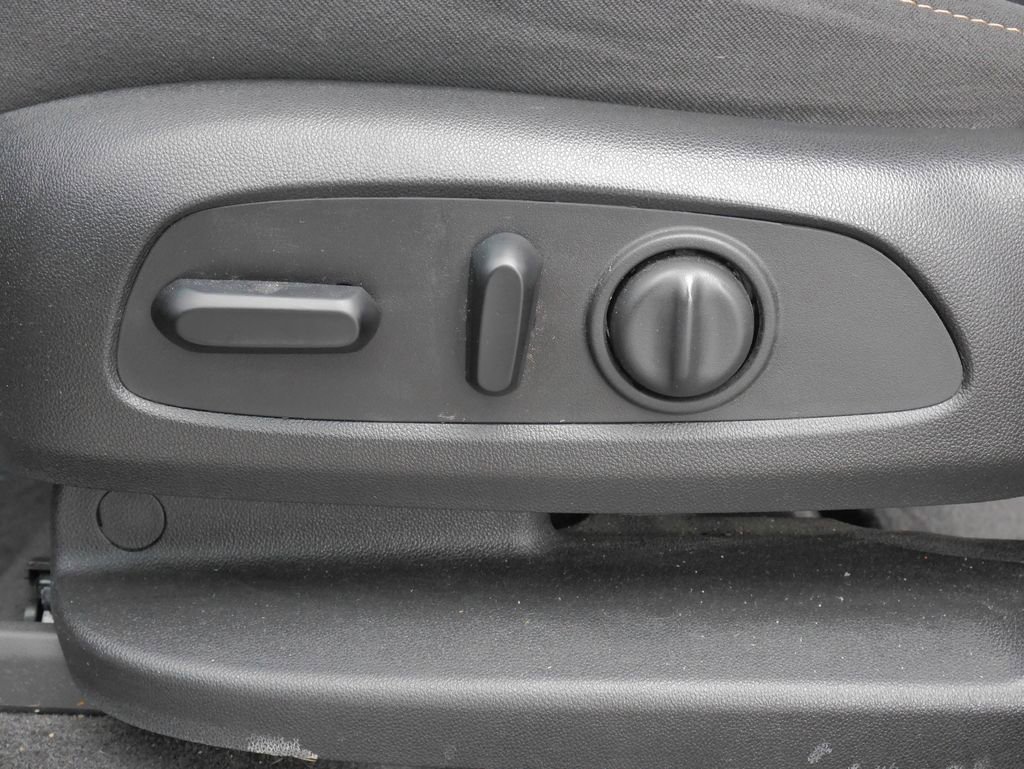 Used 2020 Chevrolet Traverse LS image 21