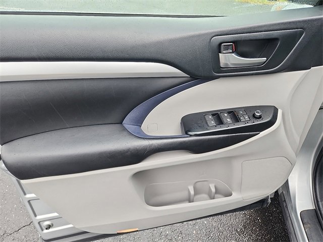 Used 2018 Toyota Highlander XLE image 12