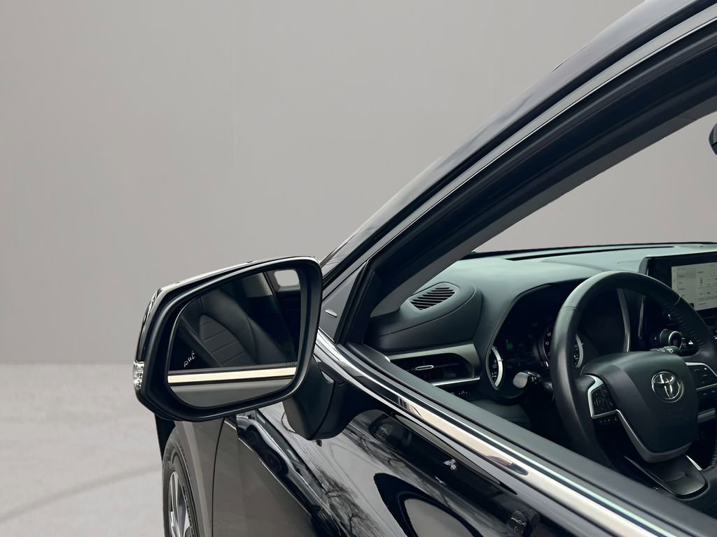 Used 2025 Toyota Highlander XLE image 9