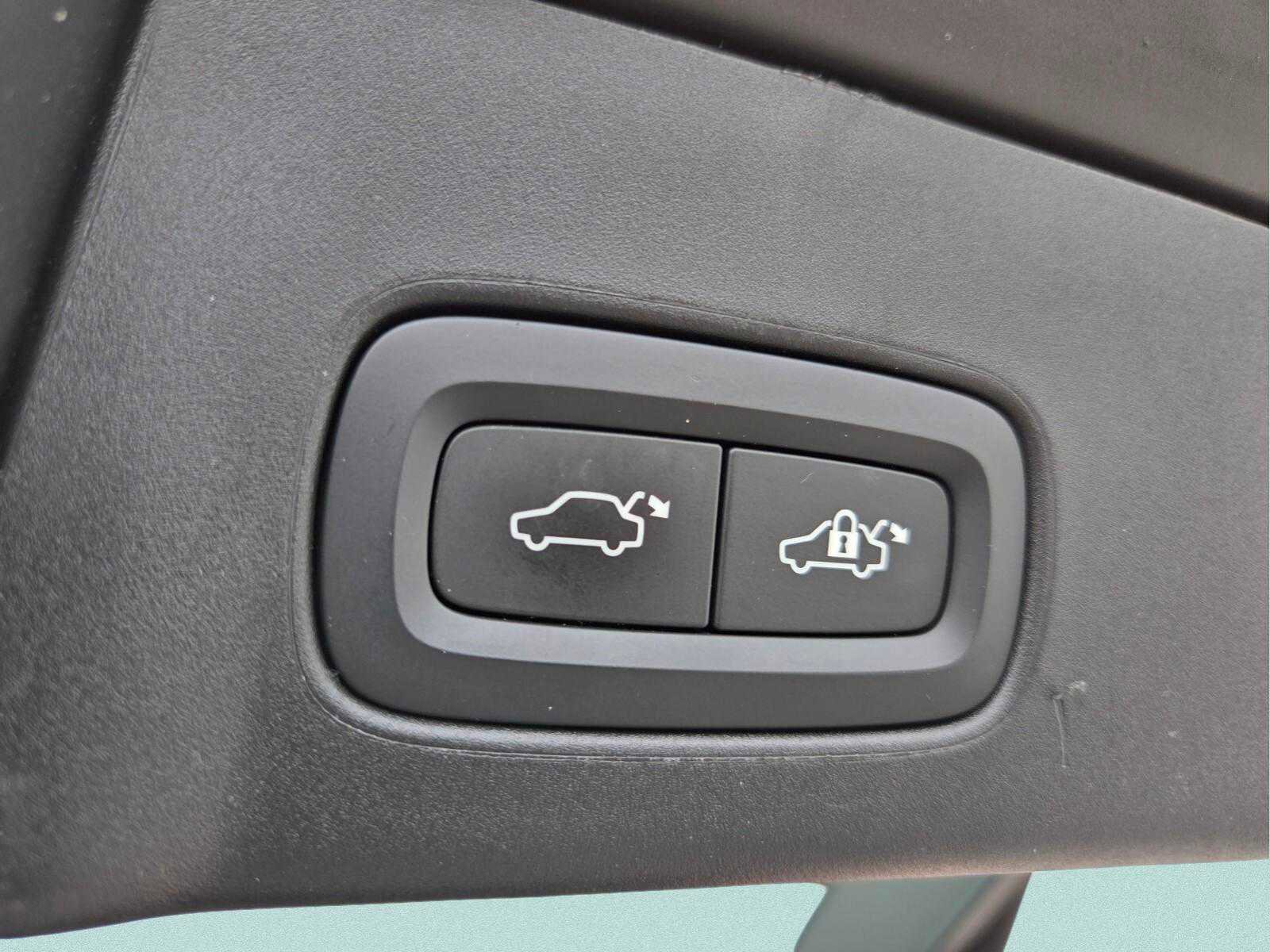 Used 2018 Volvo V90 T5 Inscription image 16