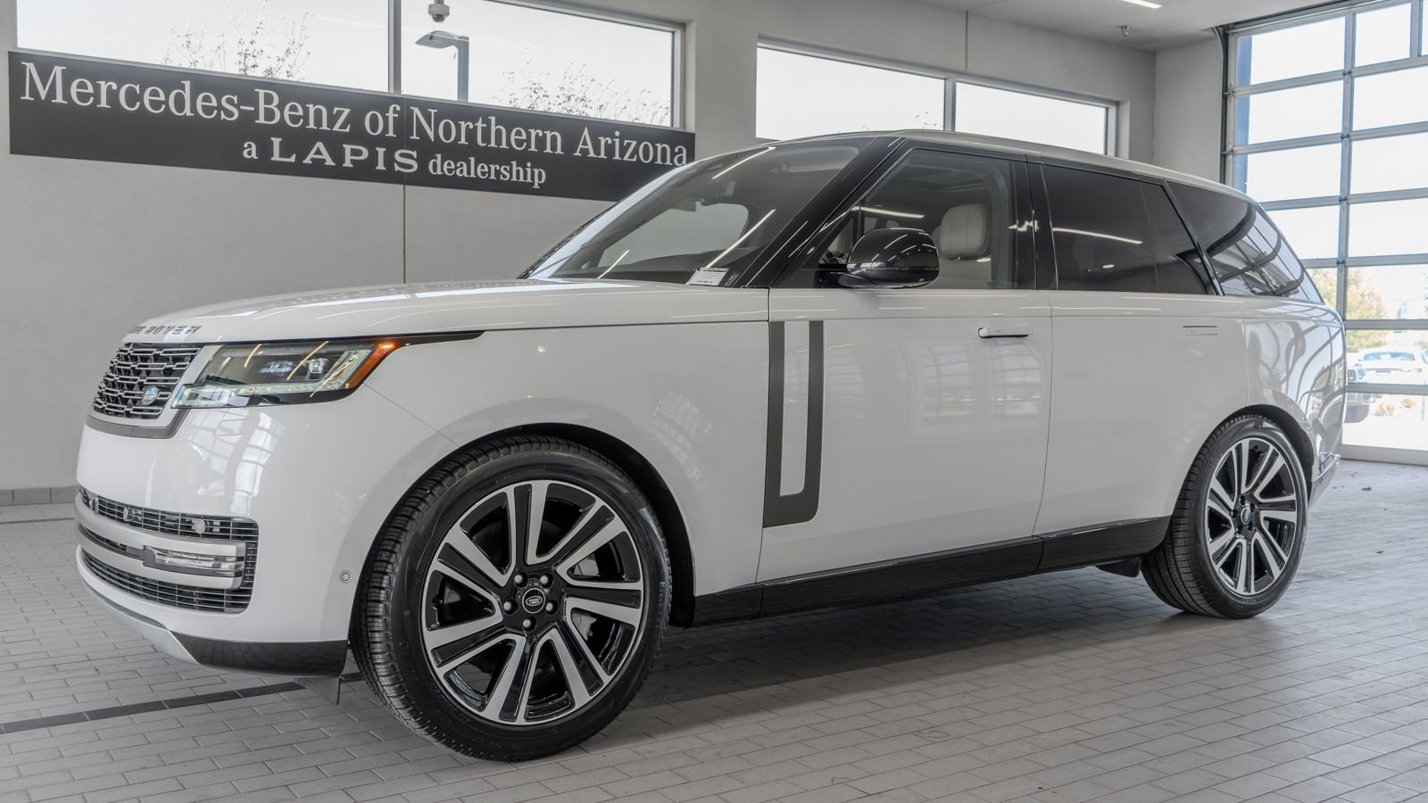 Used 2023 Land Rover Range Rover SE AWD/4WD image 3