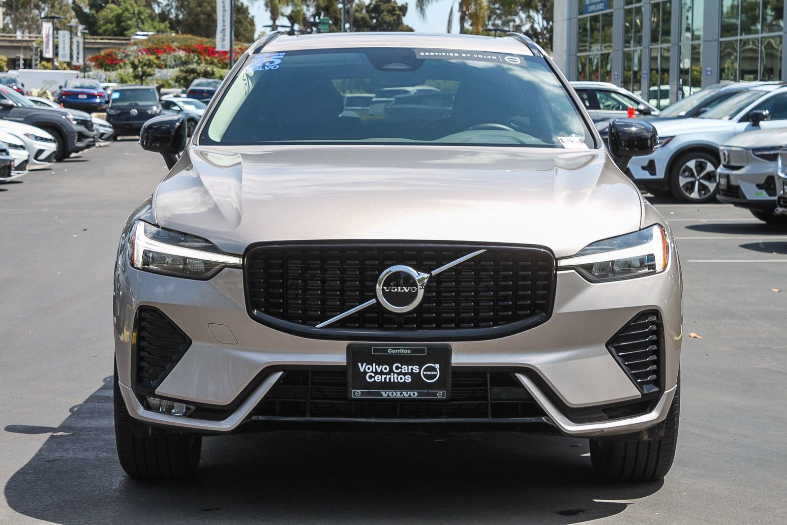 Used 2025 Volvo XC60 B5 Core AWD/4WD image 2