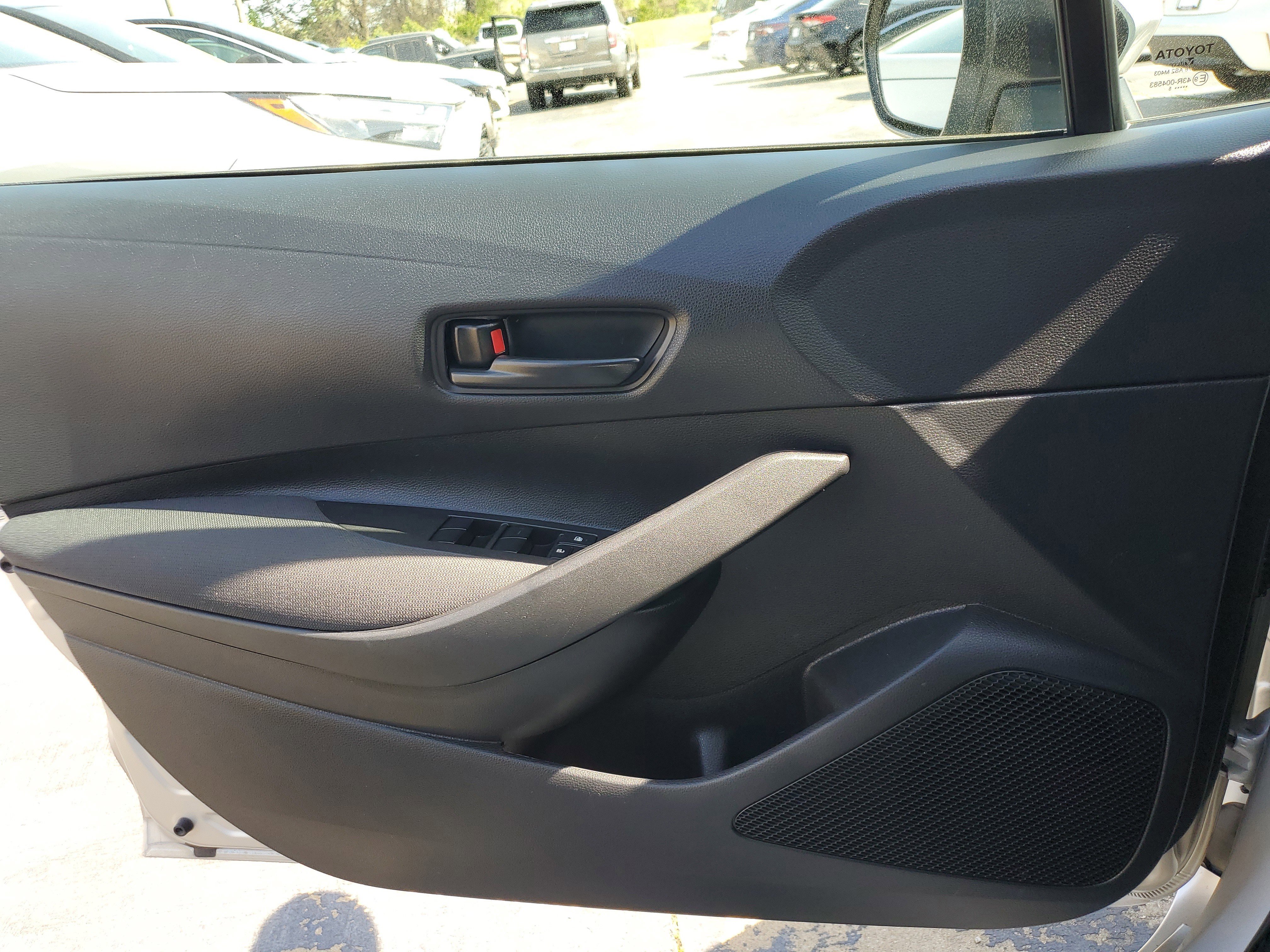 Used 2025 Toyota Corolla LE image 29