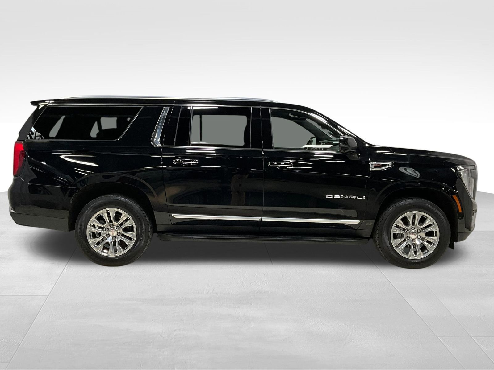 Used 2025 GMC Yukon XL Denali image 3