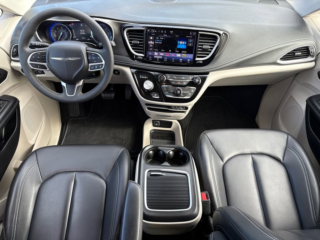 Used 2023 Chrysler Pacifica Touring-L image 11