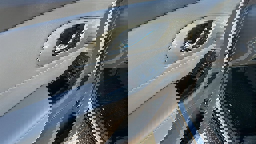 Used 2021 Chevrolet Traverse LT image 12