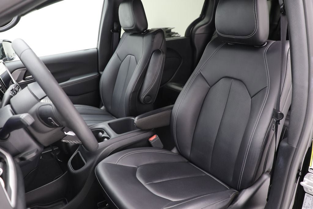 Used 2025 Chrysler Pacifica Select FWD image 15