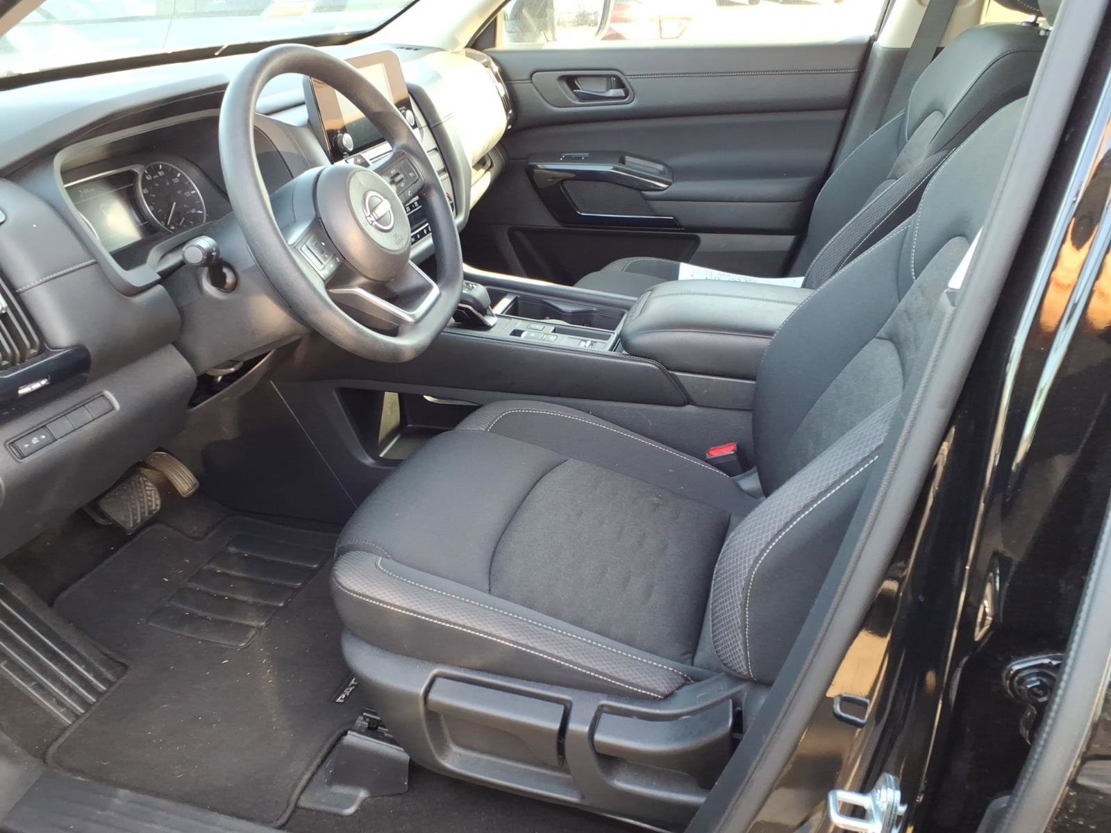 Certified 2025 Nissan Pathfinder S FWD image 4