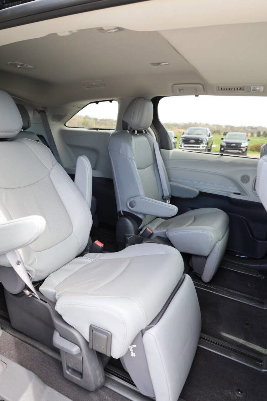 Used 2023 Toyota Sienna Limited AWD/4WD image 16