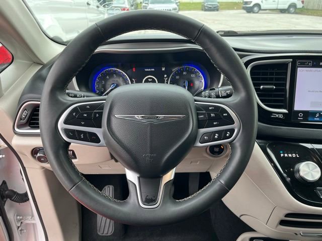 Used 2019 Chrysler Pacifica Touring-L FWD image 18