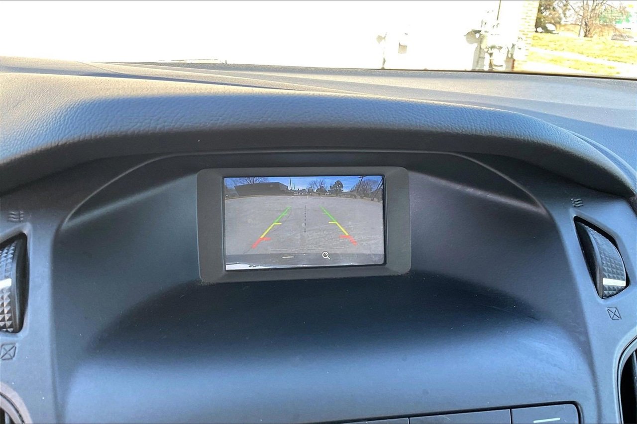 Used 2018 Ford Focus SE w/ SE Appearance Package image 14