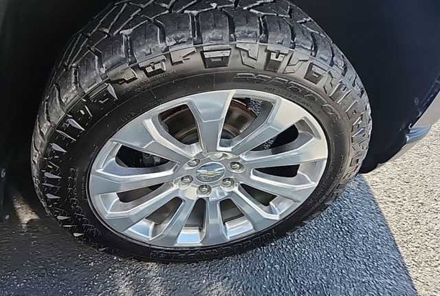 Used 2021 Chevrolet Silverado 1500 High Country w/ Technology Package AWD/4WD image 7