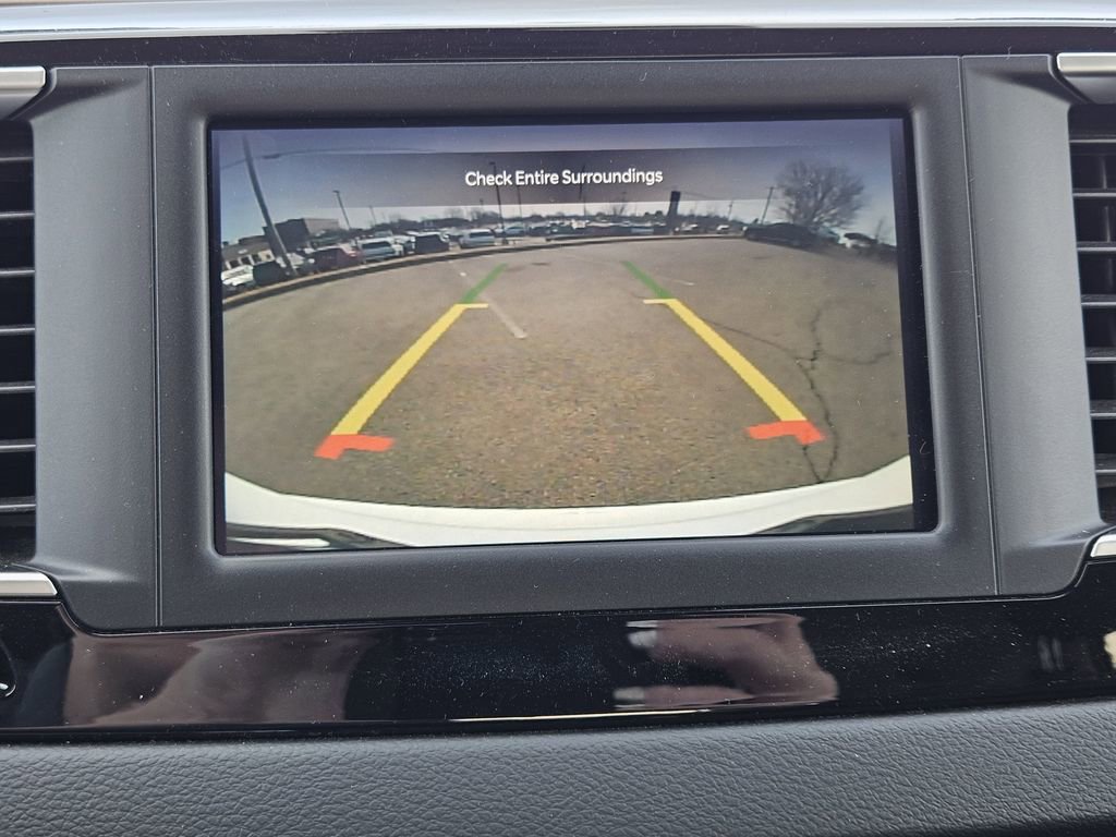 Used 2023 Chrysler Voyager LX image 13